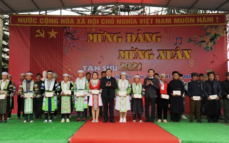 Tặng quà Tết cho công nhân và người nghèo ảnh 2