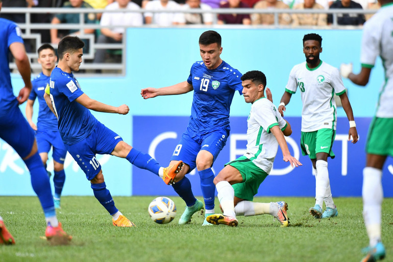 Chủ nhà Uzbekistan (áo xanh) nỗ lực tổ chức tấn công. (Ảnh: AFC) Saudi Arabia vô địch U23 châu Á 2022 -0
