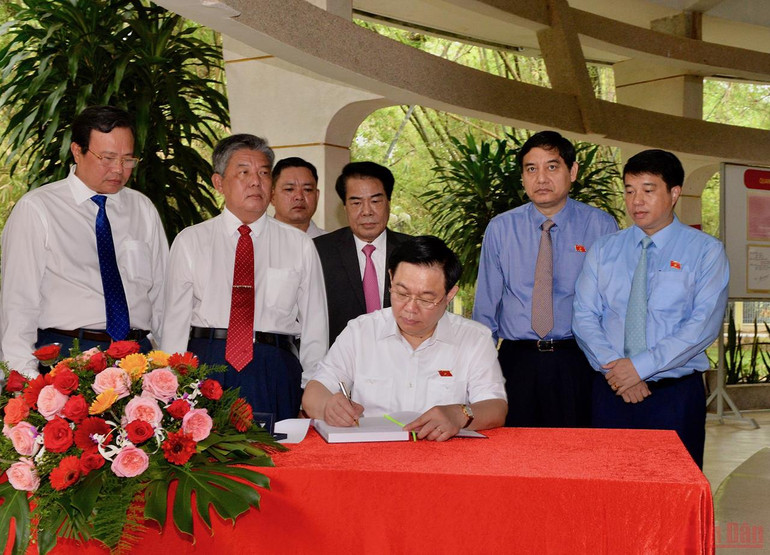 Chủ tịch Quốc hội dâng hương Đền thờ Bác Hồ và Nghĩa trang liệt sĩ tỉnh Trà Vinh -0