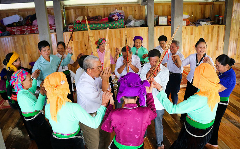 Người dân địa phương và du khách thổi khèn bè Thái tại thị xã Nghĩa Lộ (Yên Bái). Nông nghiệp kết hợp du lịch ở Tây Bắc -0