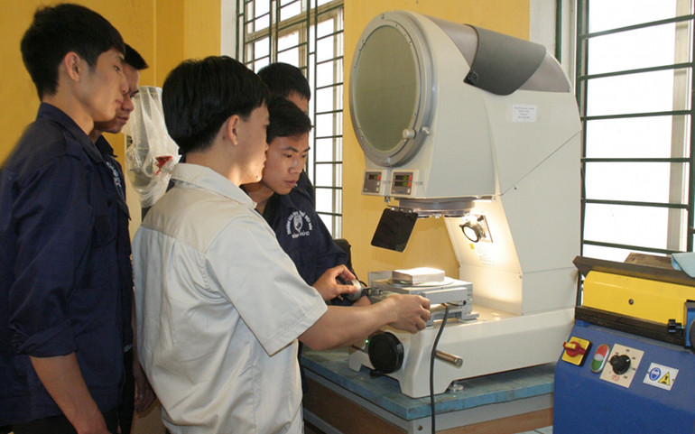 Học sinh Trường cao đẳng Nghề Vĩnh Phúc thực hành trên máy. Gắn kết với doanh nghiệp để tăng chất lượng dạy nghề -0