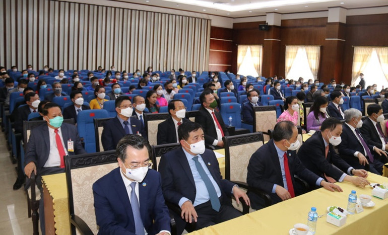 Chủ tịch nước Nguyễn Xuân Phúc gặp gỡ cộng đồng Việt Nam tại Lào -0