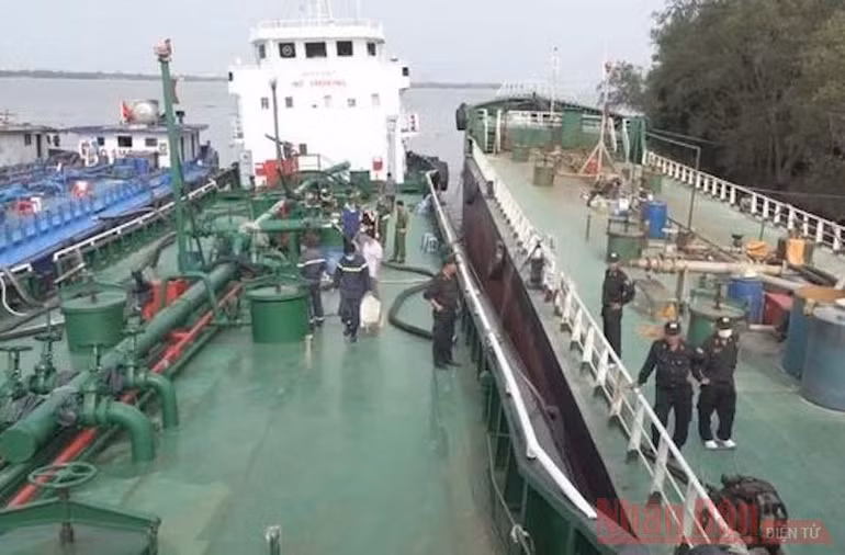 Bắt khẩn cấp thêm tám đối tượng trong đường dây buôn lậu xăng giả -0