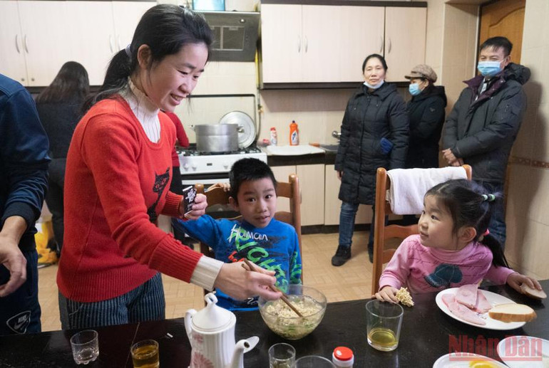 Đón 14 công dân Việt Nam sơ tán từ Ukraine sang LB Nga -0