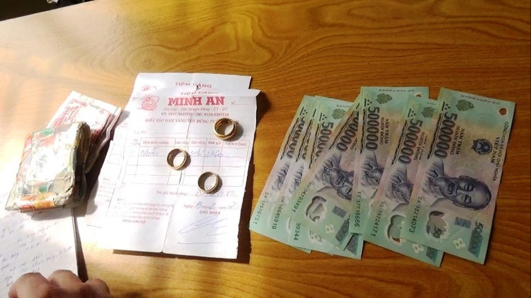 Sồ tiền và vàng ông Thái nhặt được. Nhân viên nhà hỏa táng nhặt được vàng tìm người trả lại -0