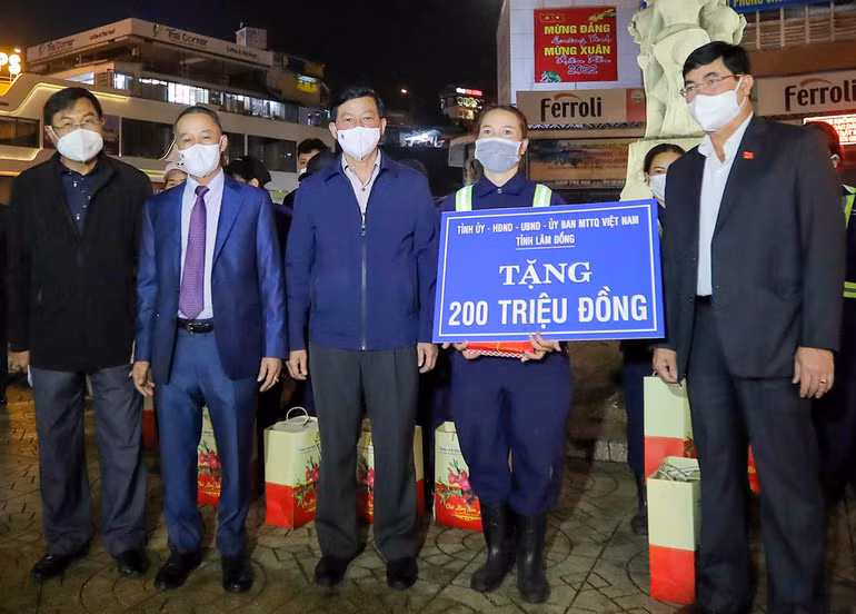 Đồng chí Trương Thị Mai trao quà Tết tặng người lao động đêm giao thừa tại Đà Lạt -0