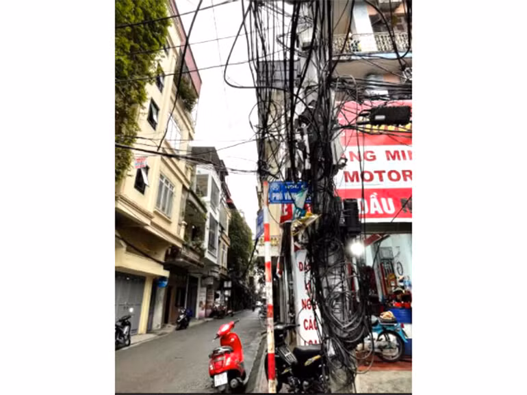 Dây điện sà xuống đường gây nguy hiểm cho người dân -1