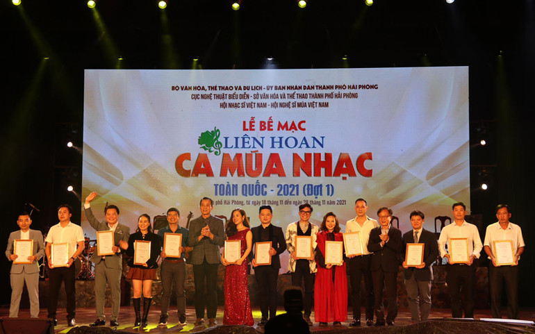 Trao Huy chương Vàng cho các tiết mục xuất sắc. (Ảnh: Cục Nghệ thuật biểu diễn) Bế mạc Liên hoan Ca múa nhạc toàn quốc năm 2021 (đợt 1) -0