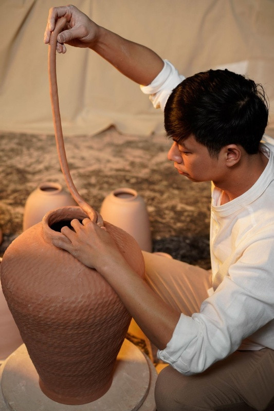 Nguyễn Trường Sơn đang tạo hình cho một bình gốm be chạch. Gốm Bụt - với những tác phẩm độc bản chất chứa “hồn Việt” -0