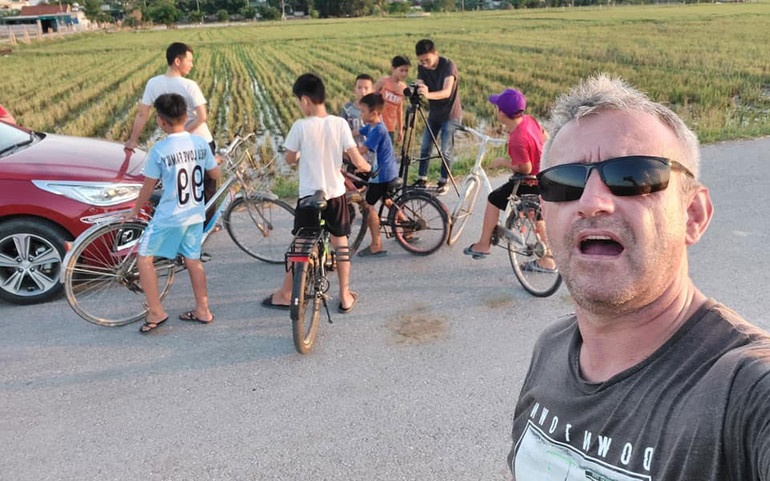 Nhà báo, Giám đốc sản xuất Paul Kennedy. (Ảnh: Nhà báo Hồ Hoàng cung cấp) Phim về thảm kịch xe tải Essex của Việt Nam News tham dự Liên hoan phim Pune -0