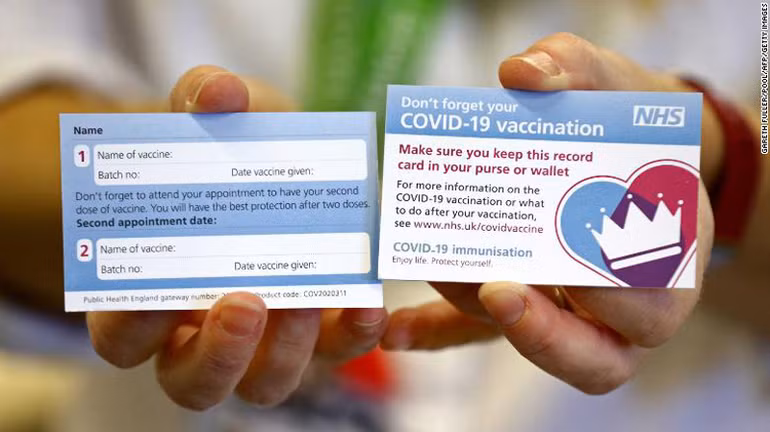 Người đầu tiên tại Anh được tiêm vaccine ngừa Covid-19 của Pfizer và BioNTech -0