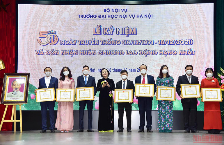 Bộ trưởng Nội Vụ Phạm Thị Thanh Trà trao bằng khen của Thủ tướng Chính phủ cho các tập thể có thành tích xuất sắc trong công tác, góp phần đào tạo nguồn nhân lực, phục vụ nhu cầu phát triển kinh tế, xã hội của đất nước. (Ảnh: Thành Đạt) Lễ kỷ niệm 50 năm ngày truyền thống trường Đại học Nôi vụ Hà Nội và đón nhận Huân chương Lao động hạng Nhất -7