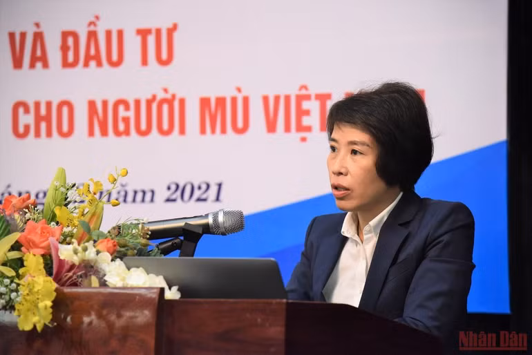 Trao tặng thêm 3.200 “người bạn đồng hành” cho người khiếm thị -0