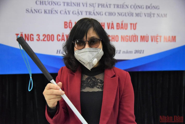 Trao tặng thêm 3.200 “người bạn đồng hành” cho người khiếm thị -0