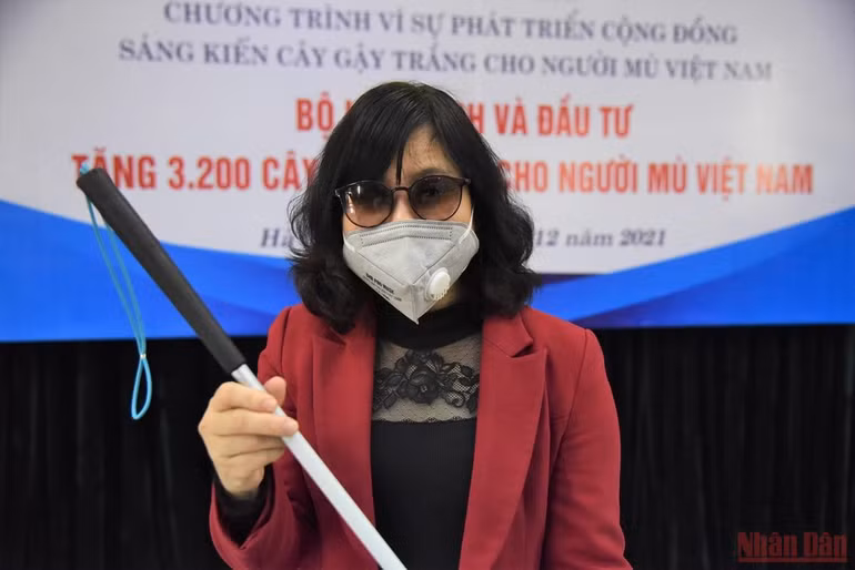 Trao tặng thêm 3.200 “người bạn đồng hành” cho người khiếm thị -0
