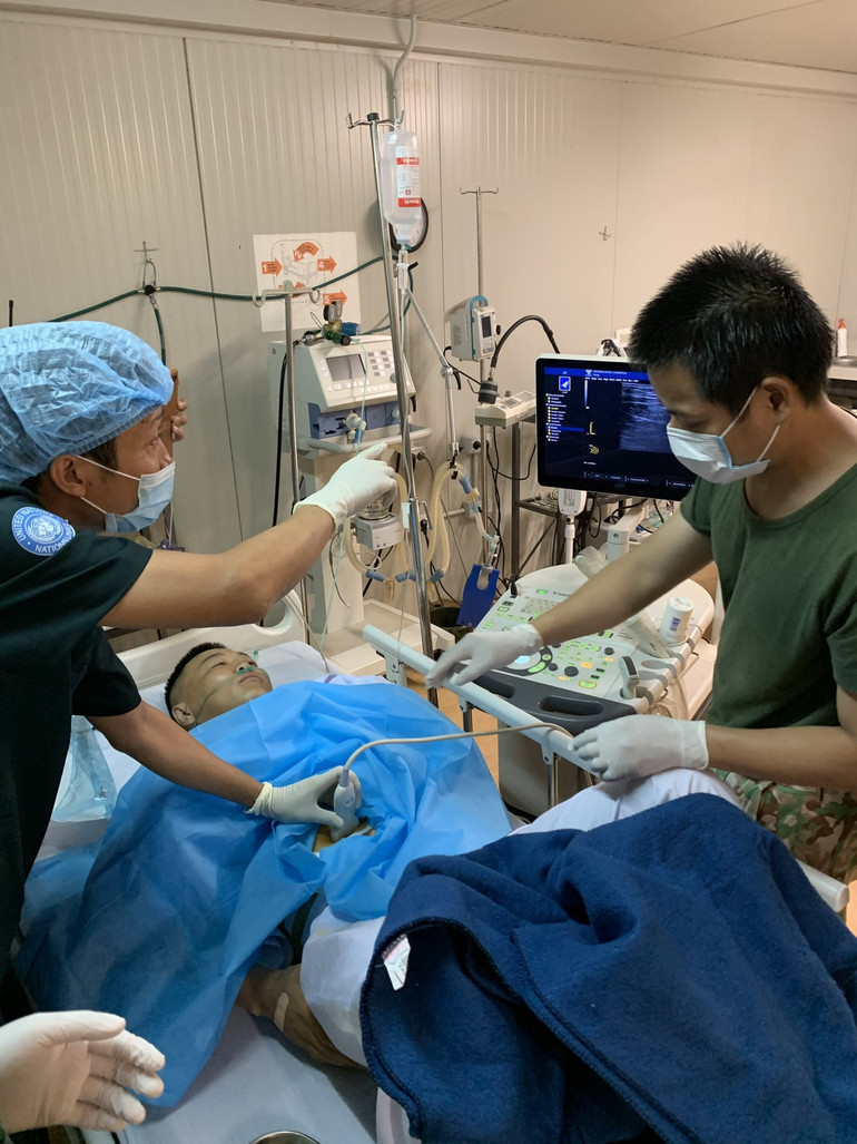 BS Nguyễn Tiến Duy thực hiện kỹ thuật phong bế thần kinh vùng bụng giúp bệnh nhân giảm đau sau mổ. Thực hiện thành công giảm đau sau mổ tại Bệnh viện dã chiến tại Nam Sudan -0