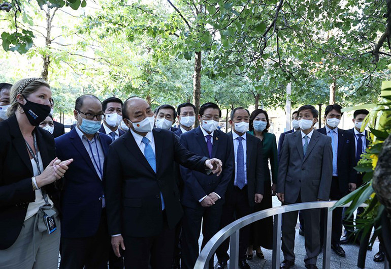 Chủ tịch nước Nguyễn Xuân Phúc thăm Khu tưởng niệm nạn nhân vụ khủng bố 11/9 -0