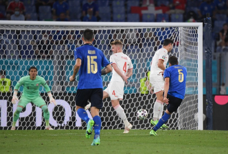 Thắng trận thứ 2 liên tiếp, Italy đặt vé vào vòng loại trực tiếp -0