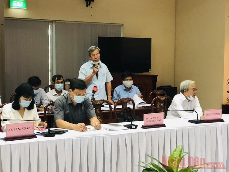 Phó Giám đốc phụ trách Sở Xây dựng Đồng Nai Lê Mạnh Dũng trả lời vụ việc tại buổi họp báo. Con voi chui lọt lỗ kim -0