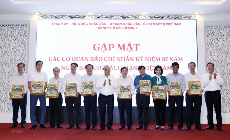 Chủ tịch nước Nguyễn Xuân Phúc tặng quà lưu niệm cho các Tổng Biên tập, Trưởng các cơ quan báo chí, nhà báo tiêu biểu trên địa bàn Thành phố Hồ Chí Minh. (Ảnh: TTXVN) Tích cực quảng bá hình ảnh con người và Thành phố Hồ Chí Minh năng động, đổi mới và phát triển -0