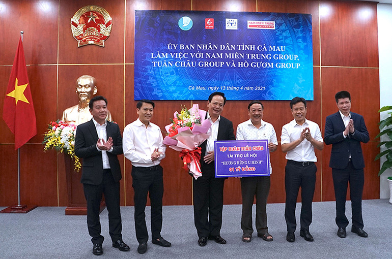 Tập toàn Tuần Châu Group tặng Cà Mau 1 tỷ đồng ủng hộ sự kiện “Hương rừng U Minh”. Cà Mau kêu gọi phát triển kinh tế biển -0