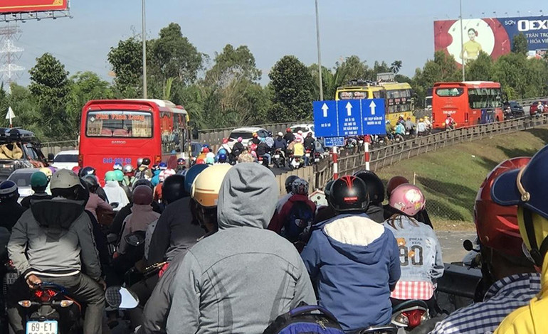 Người dân ùn ùn trở lại các thành phố lớn&nbsp;sau kỳ nghỉ Tết -0