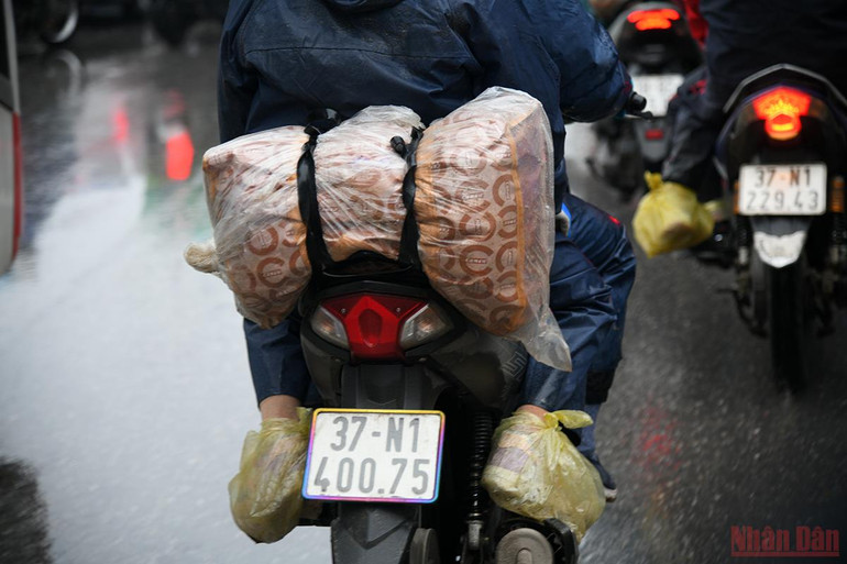 Người dân các tỉnh đội mưa đổ về Hà Nội ngày cuối kỳ nghỉ Tết Nguyên đán Nhâm Dần -0