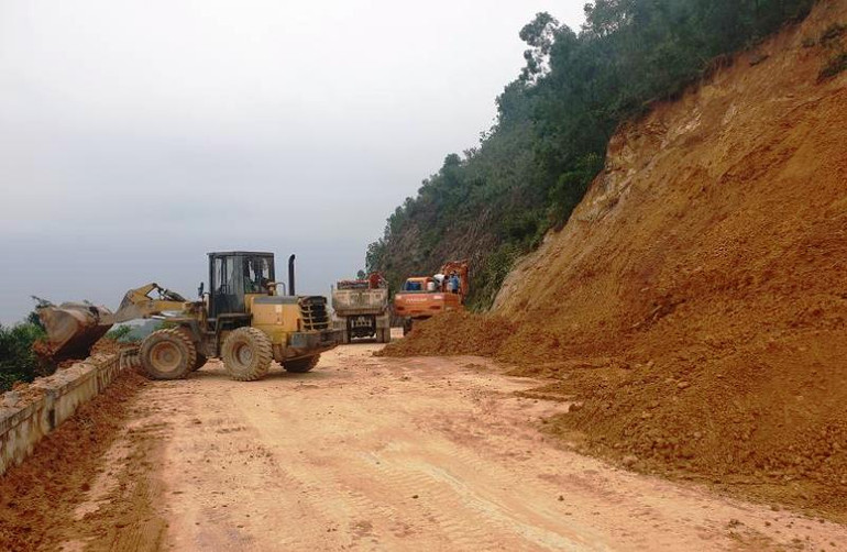 Khắc phục điểm sạt lở Rú Nguộc để thông quốc lộ 46 lên thị trấn Dùng (Thanh Chương). Thanh Chương nỗ lực khắc phục sau lũ -0