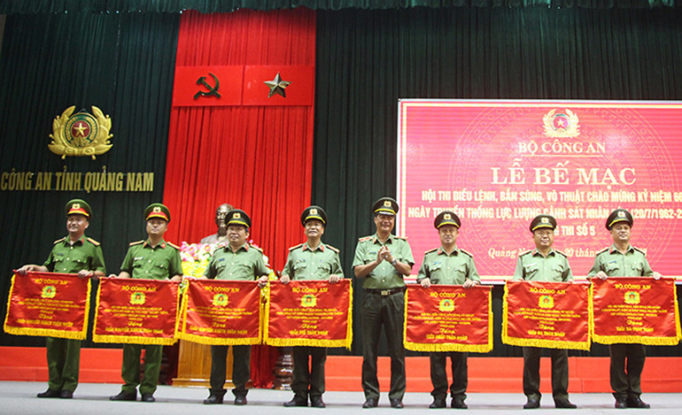Trao giải thưởng cho các tập thể, cá nhân đạt thành xuất sắc tại hội thi. Bộ Công an trao 53 giải thưởng cho tập thể, cá nhân đạt thành tích xuất sắc tại Hội thi điều lệnh, bắn súng, võ thuật -0