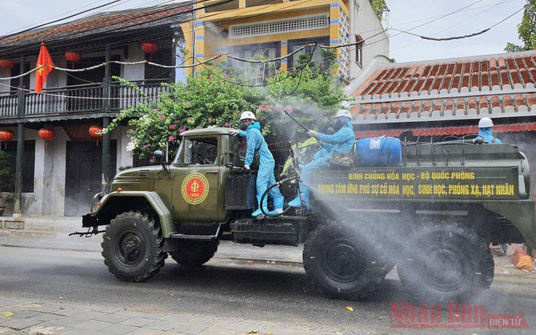 Phun hóa chất khử trùng tại vùng dịch Quảng Nam -0