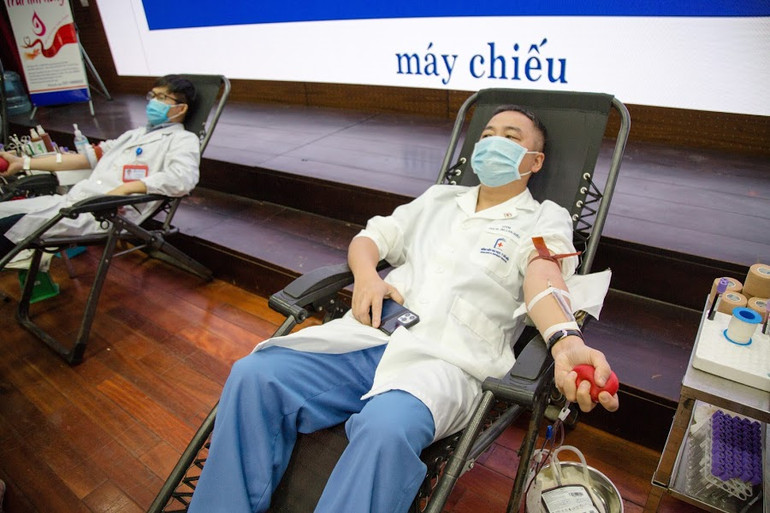 PGS, TS Nguyễn Lân Hiếu, Giám đốc BV Đại học Y Hà Nội. Lượng máu dự trữ không đủ cung cấp cho công tác điều trị -0
