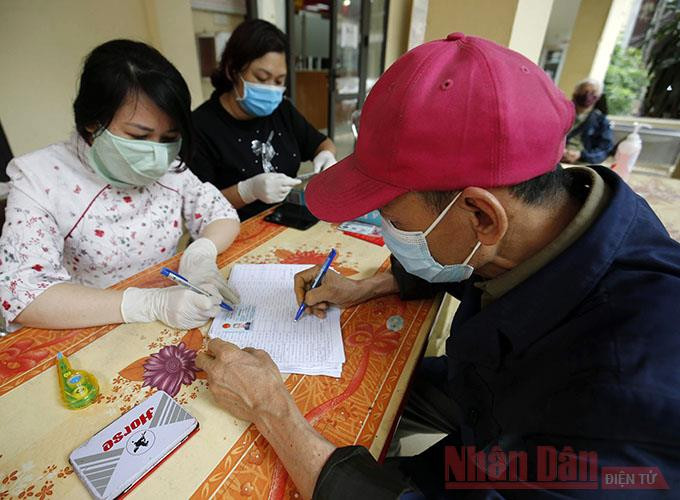 Chi trả gói hỗ trợ an sinh xã hội 62 nghìn tỷ đồng ở Hà Nội (Ảnh: Duy Linh). Lao động và phản ứng chính sách trước đại dịch Covid-19 -0