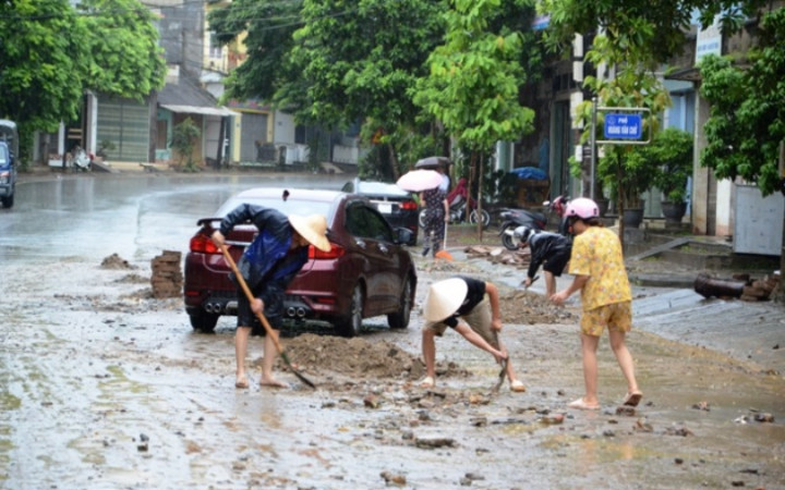 Mưa lớn gây ngập úng nặng ở TP Lào Cai -0