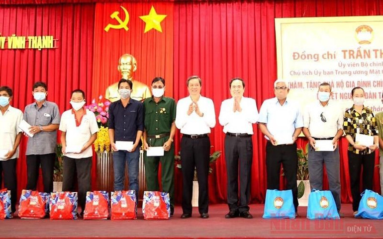 Tặng quà Tết gia đình chính sách, hộ nghèo tại các địa phương -0