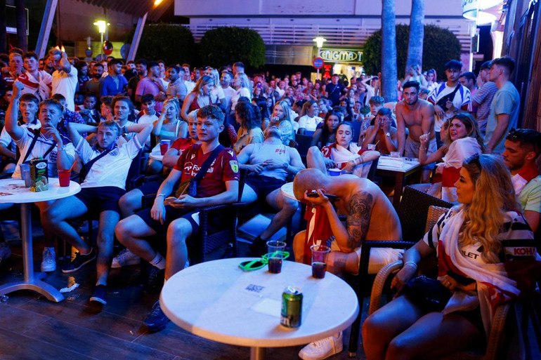 Niềm vui và nước mắt - hai chiều cảm xúc trái ngược sau chung kết EURO 2020 -0