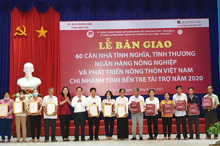 Lãnh đạo tỉnh Bến Tre trao quyết định bàn giao nhà cho các hộ gia đình. Bến Tre bàn giao 60 căn nhà tình nghĩa, tình thương -0