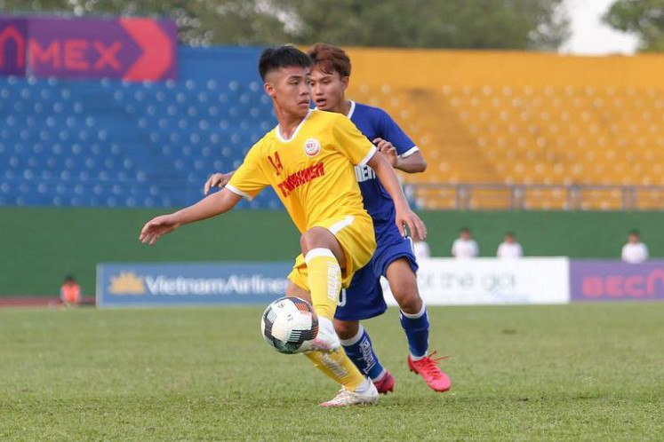 U19 Quảng Nam (áo xanh) thi đấu đầy nỗ lực. (Ảnh: VFF) Vòng chung kết U19 Quốc gia 2021: Hà Nội, An Giang và Sài Gòn cùng vào tứ kết -0