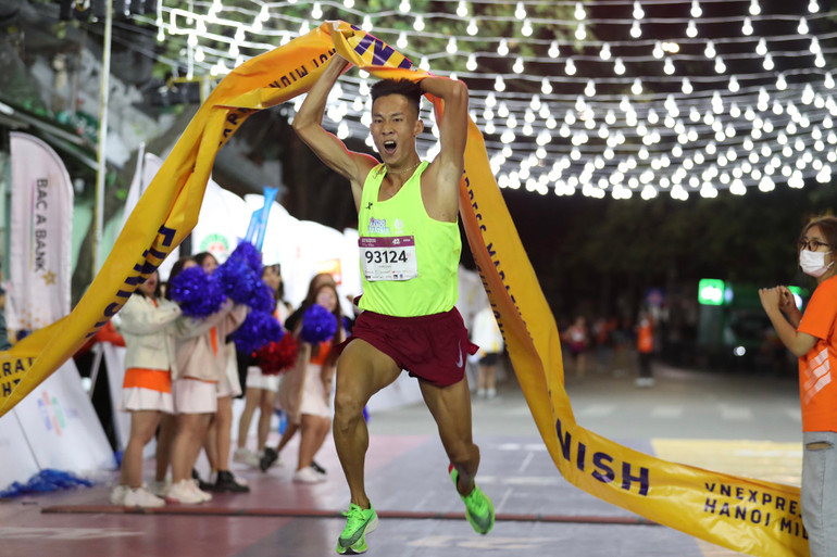 Runner Trịnh Quốc Lượng. Nhà vô địch giải chạy đêm của Hà Nội -0