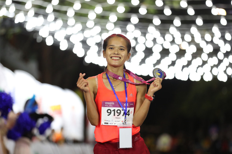 Niềm vui của nhà vô địch cự ly 42km nữ. Nhà vô địch giải chạy đêm của Hà Nội -0