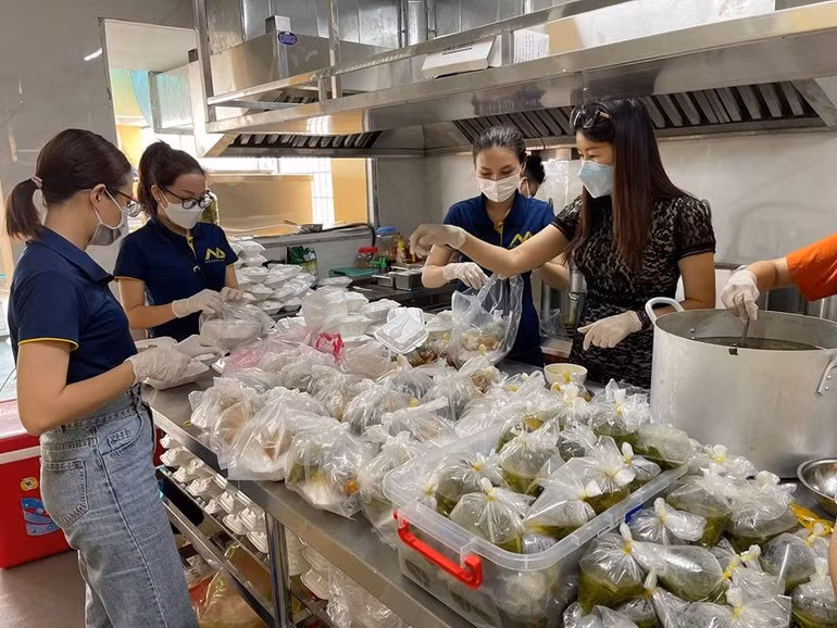 Nghĩa cử đẹp phía sau hàng nghìn suất cơm cho người cơ nhỡ -0