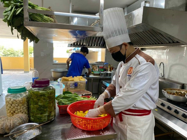 Các món ăn do đầu bếp của quán nấu. Nghĩa cử đẹp phía sau hàng nghìn suất cơm cho người cơ nhỡ -0