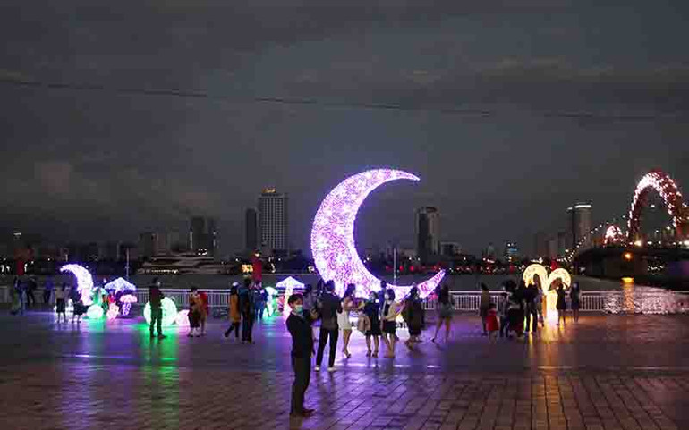 Người dân Đà Nẵng nhẹ nhàng đón năm mới -0