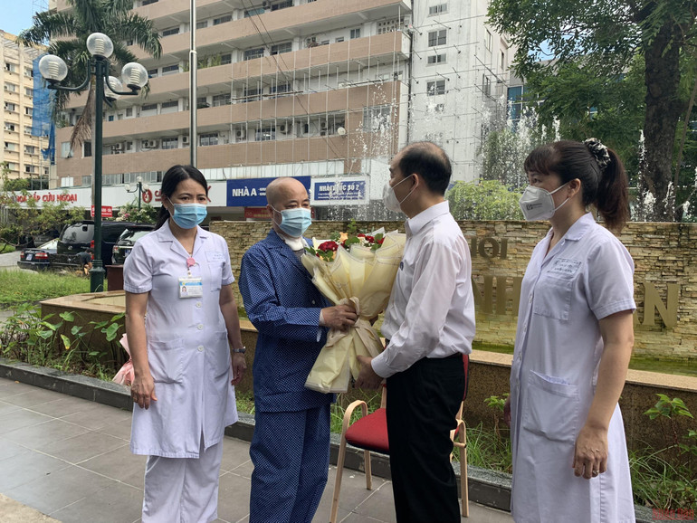 Ông Nguyễn Đình Hưng, Phó Giám đốc Sở Y tế Hà Nội chúc mừng bệnh nhân trong ngày ra viện. F0 đầu tiên được can thiệp ECMO tại Bệnh viện Thanh Nhàn đã hồi sinh kỳ tích -0