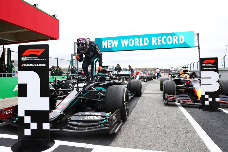 Hamilton liên tục thiết lập những kỷ lục mới trên đường đua F1 năm 2020. Lewis Hamilton và hành trình tìm kiếm ý nghĩa của chiến thắng -0