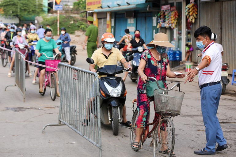 Người dân Thủ đô xếp hàng dùng thẻ để đi chợ thời Covid-19 -0