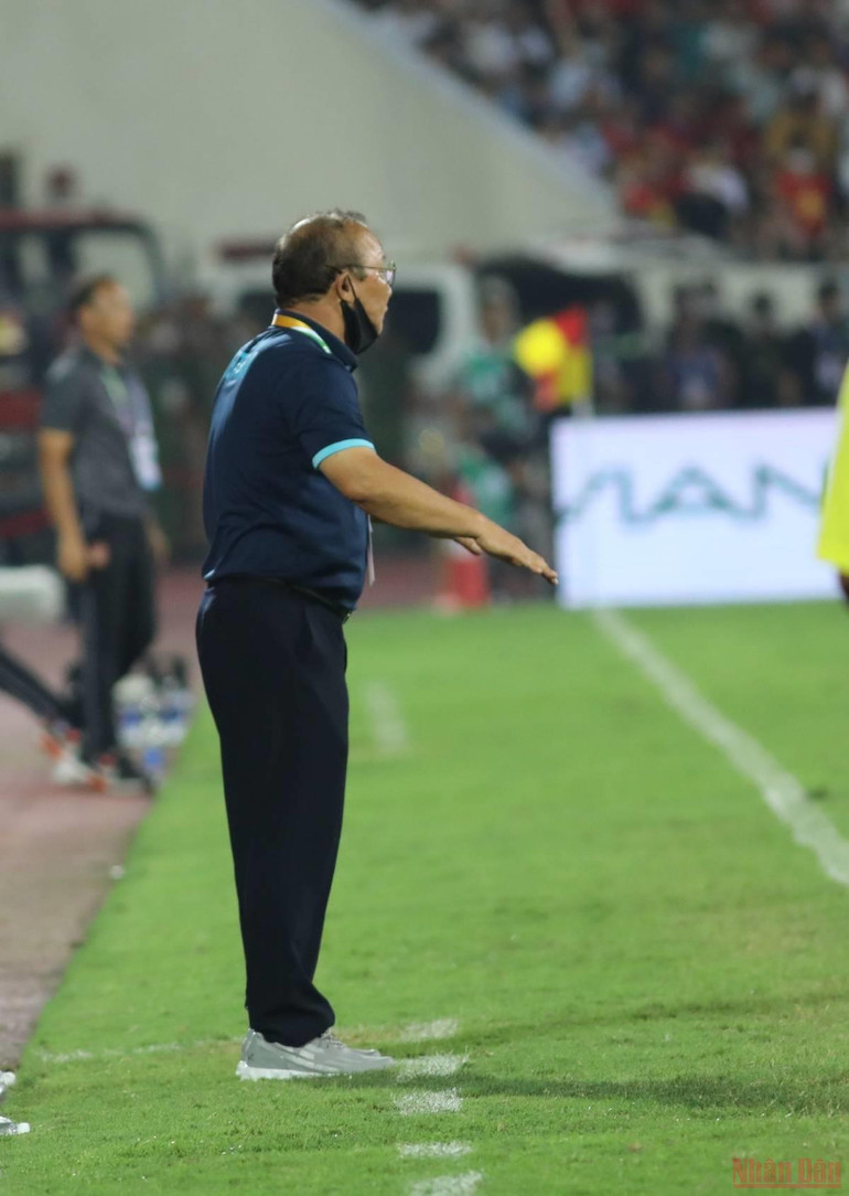 HLV Park Hang-seo theo sát diễn biến trên sân để đưa ra chỉ đạo kịp thời. -0