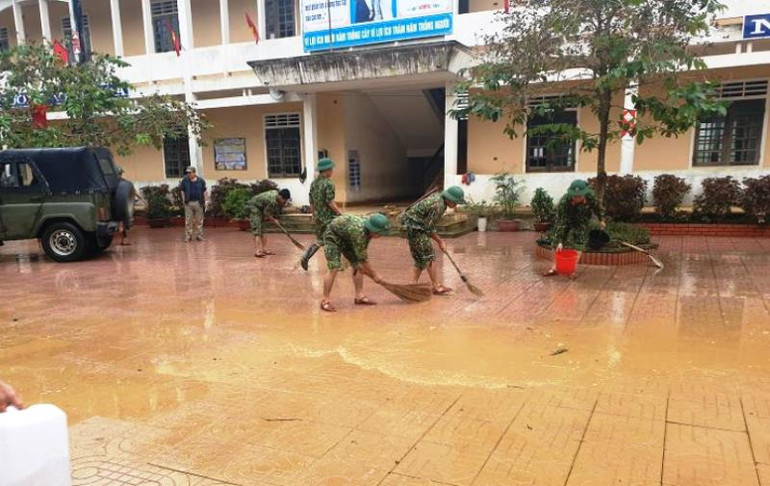 Bộ đội Sư đoàn 324 vệ sinh giúp các trường học vùng lũ Thanh Chương. Thanh Chương nỗ lực khắc phục sau lũ -0