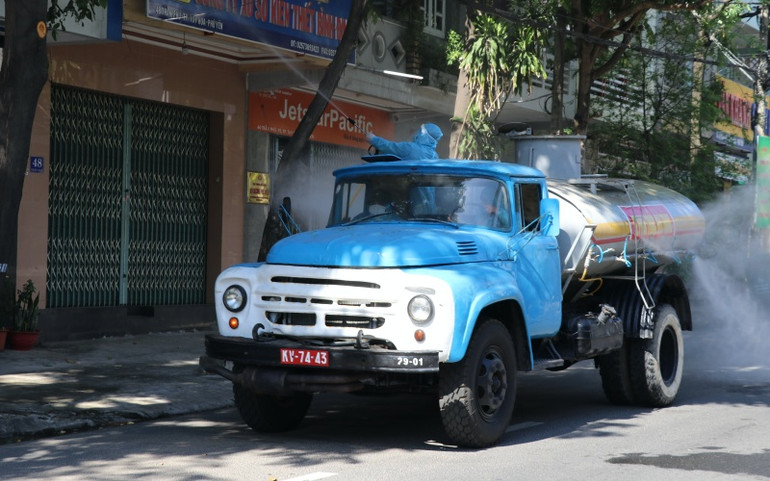 Xe chuyên dụng của Bộ Chỉ huy Quân sự tỉnh Phú Yên phun khử khuẩn. Phú Yên ghi nhận 10 ca dương tính với SARS-CoV-2 -0