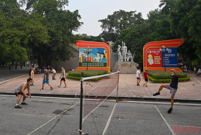 Người dân Hà Nội xuống đường tập thể dục sau nhiều ngày giãn cách -0