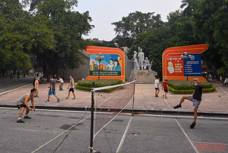 Người dân Hà Nội xuống đường tập thể dục sau nhiều ngày giãn cách -0